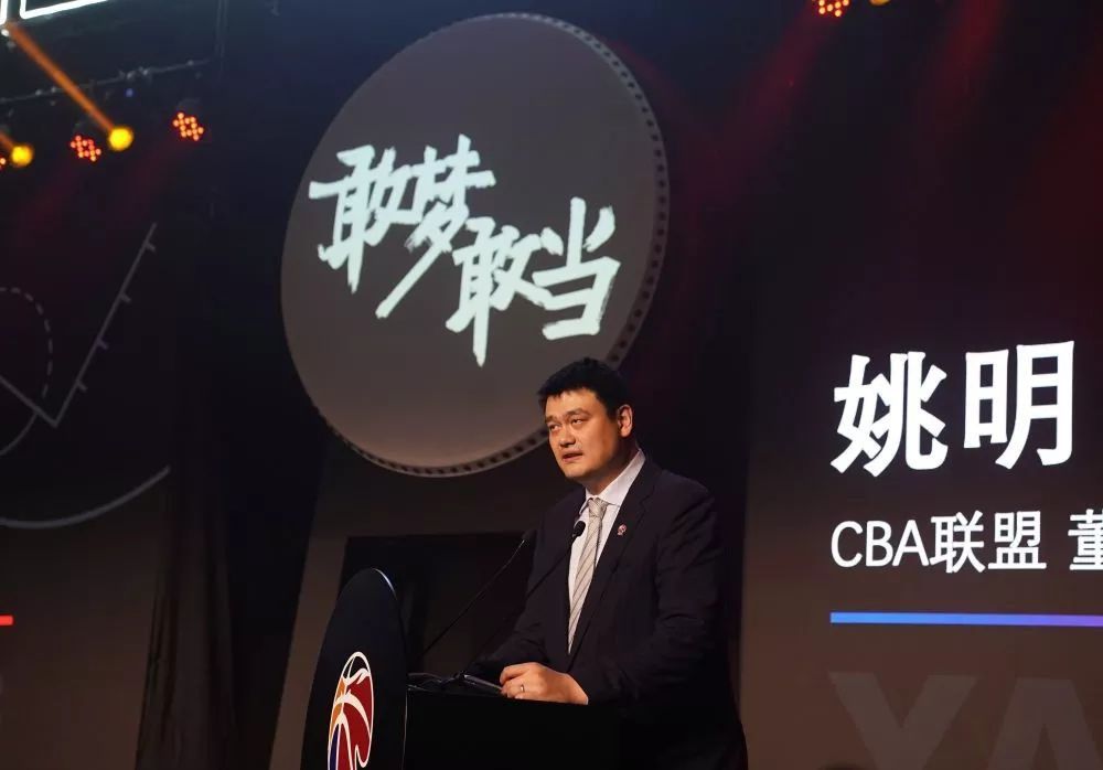 于是，他对叶辰说道：叶先生，我觉得就这些条件，还不足以让我们拿出一百平方公里的土地给万龙殿，更何况，万龙殿现在还有一万五千名俘虏在我们手上，这一点，万龙殿也要给我们一个交代。